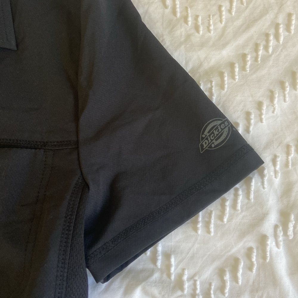 ✨5 for $15✨ Men’s Dickies scrub top - Picture 4 of 8
